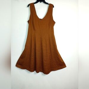BEAUTIFUL SLEEVELES DRESS, V NECK BARE BACK.